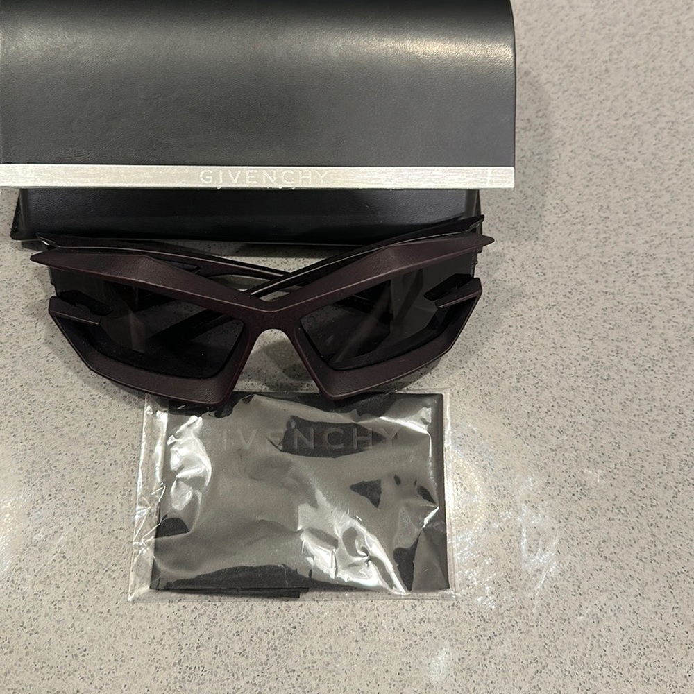Givenchy Cut unisex sunglasses in nylon in black - Picture 1 of 3